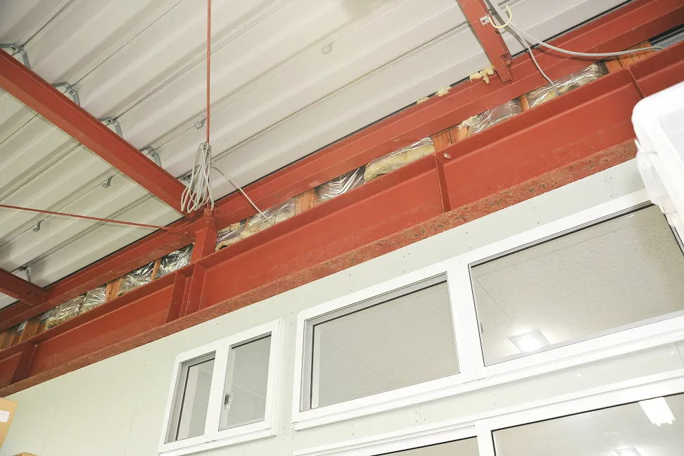 震災の爪痕が残る建物内観