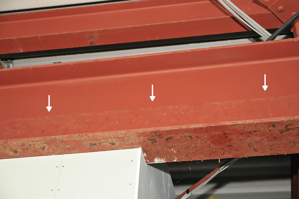 震災の爪痕が残る建物内観